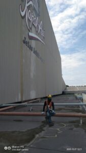 Instalasi turbin ventilator AJT 24 inch di pabrik PT Santos Jaya Abadi Kapal Api